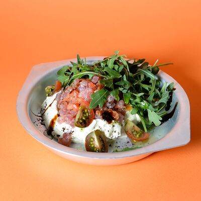 Тартар из тунца с кремом из авокадо в Amici Бар по цене 560 ₽