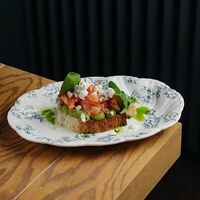 Тост с лососем и гуакамоле в Мона