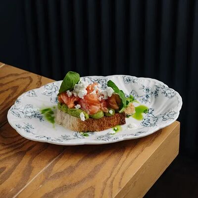 Тост с лососем и гуакамоле в Мона по цене 1020 ₽