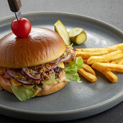 Бургер с котлетой из мраморной говядины в Jager restopub по цене 880 ₽