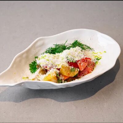 Салат с хрустящим баклажаном в Hug по цене 390 ₽