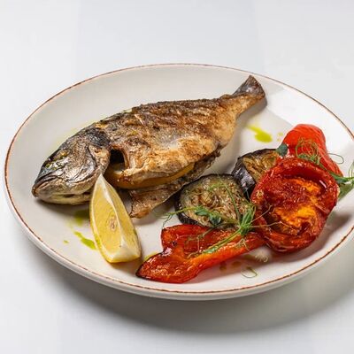 Дорада с овощами на гриле в Миндаль по цене 1428 ₽