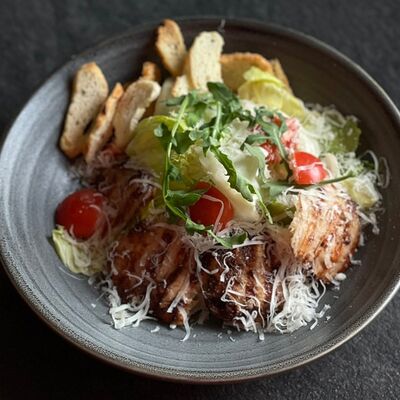 Салат Цезарь с курицей в Жар-пицца по цене 480 ₽