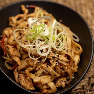 Удон с курицей в Taka Bar & Grill по цене 460 ₽