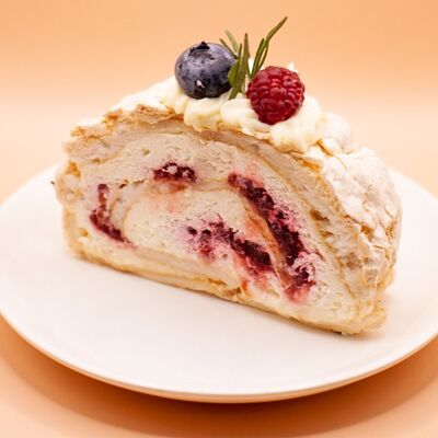 Рулет меренговый с малиной в Диалог по цене 259 ₽