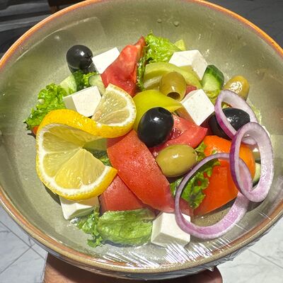 Греческий салатв Чайхана хайр по цене 380 ₽