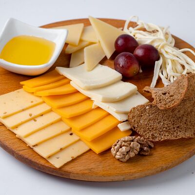 Сырная тарелка в Черная Кошка по цене 769 ₽