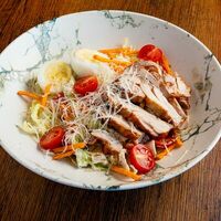 Салат цезарь с куриным бедром в BBJ Burger & Bar