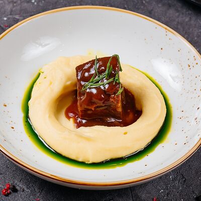 Телячьи щечки со взбитым картофелем под соусом демиглас в Пламя по цене 1090 ₽