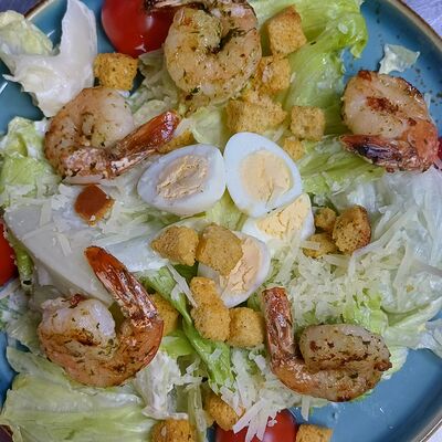 Салат Цезарь с креветкамив Осетринка по цене 450 ₽