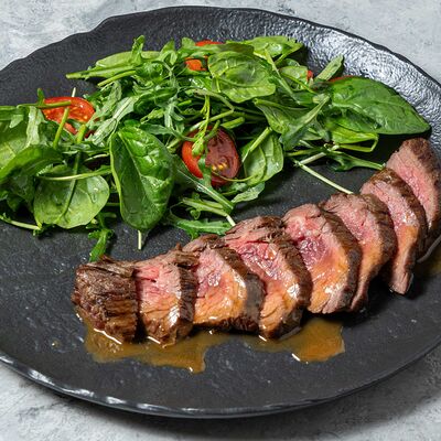 Стейк Скерт с соусом демиглас и микс салатомв Шато Винтаж по цене 1590 ₽