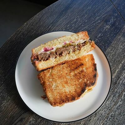 Сэндвич с томленой говядиной, моцареллой и огуречным релишем в Гости, бистро по цене 590 ₽