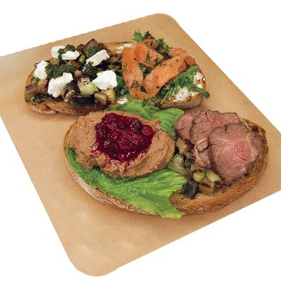 Брускетта с семгой, овощами и куриным паштетом в Il Mio по цене 700 ₽