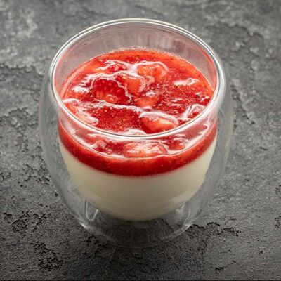 Панна-котта с клубничным соусом в Вода & Еда по цене 600 ₽