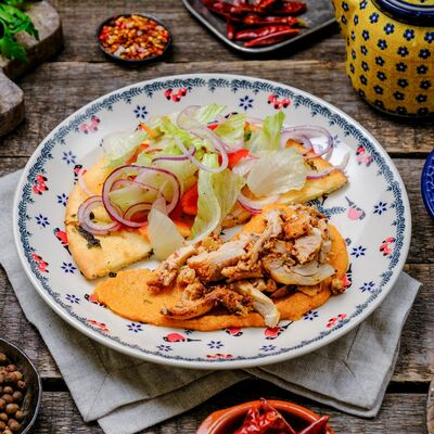 Салат с цыпленком и хумусом в Ресторан-сыроварня Брынза по цене 385