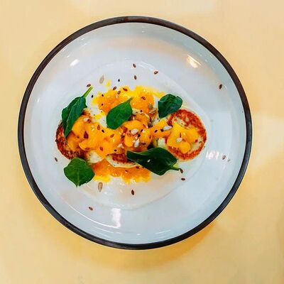 Сырники с маком и соусом манго в Маффин по цене 470 ₽