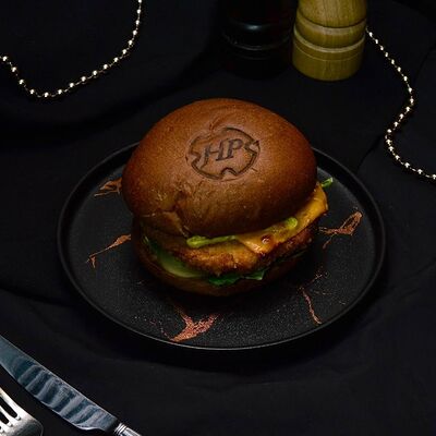 Бургер с куриной котлетой и сливочным соусом карри в Правда по цене 590 ₽