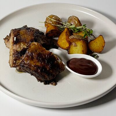 Ребра свиные с деревенским картофелем в URBAN Lounge по цене 1080 ₽