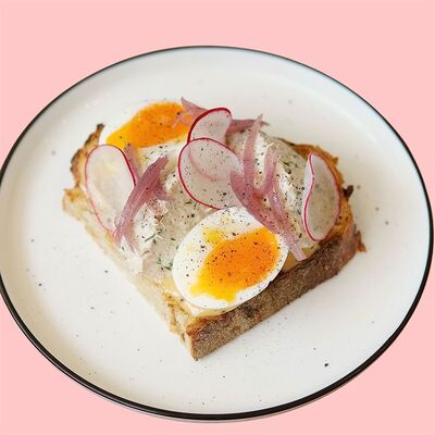 Тост с риетом из тунца и яйцом в Сойка напела по цене 650 ₽