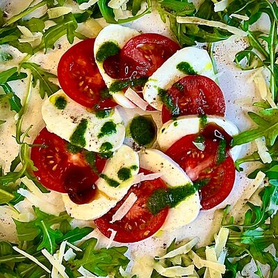 Моцарелла с томатами в Povar Otti по цене 360 ₽