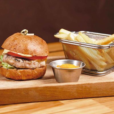 Чизбургер с котлетой из курицы и картофелем фри в Гриль-бар Бикью по цене 530 ₽