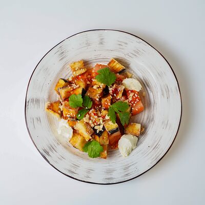 Салат с хрустящими баклажанами в Хорошая компания Экспресс по цене 395 ₽