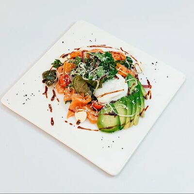 Салат с лососем и яйцом пашот в #proсчастье по цене 950