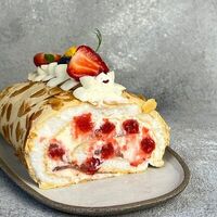 Меренговый рулет с начинкой Клубника в Экоторт