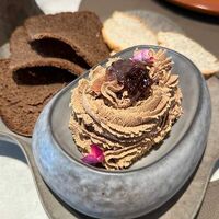 Паштет из куриной печени с вареньем из роз в Миндаль