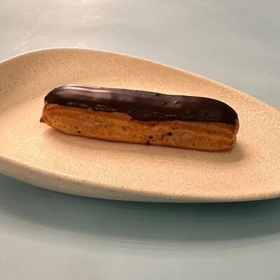 Эклер шоколадный в Баклажан в ТЦ 