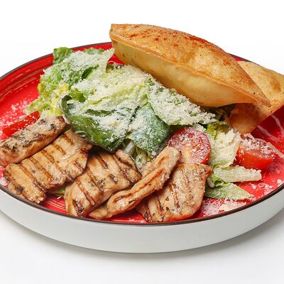 Цезарь с курицей в Chillis Bar по цене 600 ₽