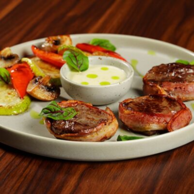 Медальоны из говядины с беконом и перечным соусом в Монтесори Lounge по цене 1057 ₽