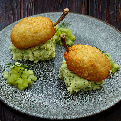 Котлеты по-киевски с пюре и малосольным огурцом в Банщики по цене 890 ₽