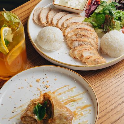 Сет №2 Куриный стейк с соусом и гарниром в Rabbit по цене 7000 ₸