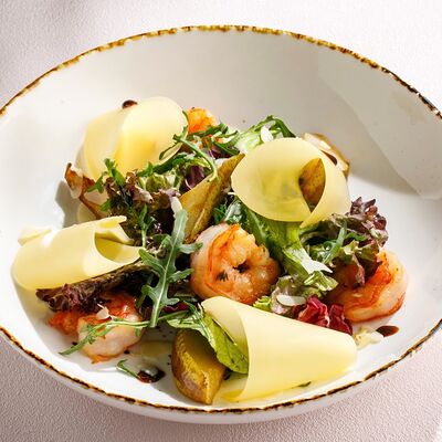 Салат с печеной грушей и креветками в Чайхана Пахвала по цене 790 ₽