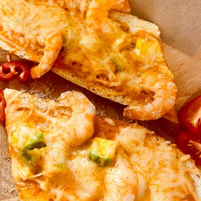 Багетная пицца с креветками и авокадо в 1985 по цене 299 ₽