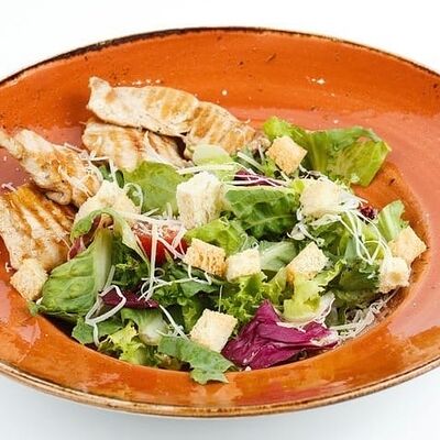 Салат Цезарь с куриной грудкой в Роза ветров по цене 435 ₽