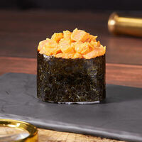 Гункан Тортуга с копченой кетой в Мир Суши