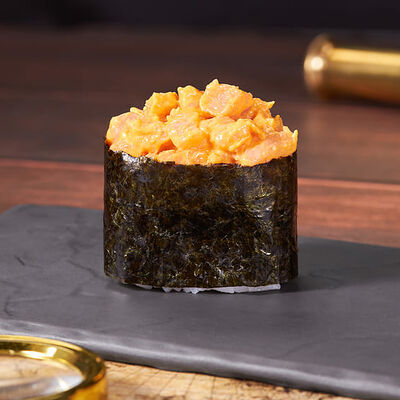 Гункан Тортуга с копченой кетой в Мир Суши по цене 109 ₽