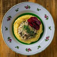 Бефстроганов с картофельным пюре и пармезаном в MANANA