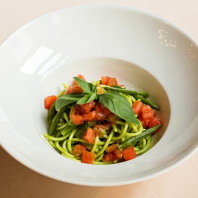 Спагетти Аль песто со стручковой фасолью и томатами в Беллуччи по цене 490