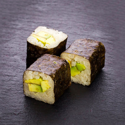 Ролл с авокадо в Цветение Сакуры по цене 380 ₽