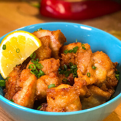 Куриные бедрышки карааге с имбирным соусом Черный перец в Pho Bo и Том Ям по цене 399 ₽