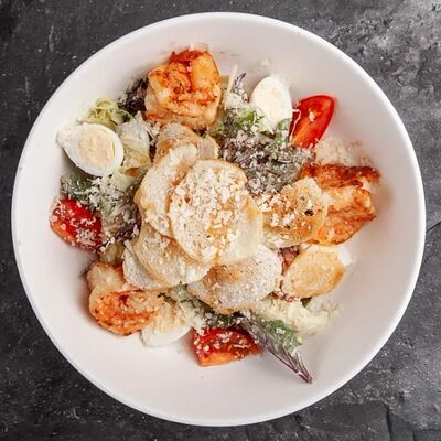 Цезарь с тигровыми креветками в Наше место по цене 690 ₽