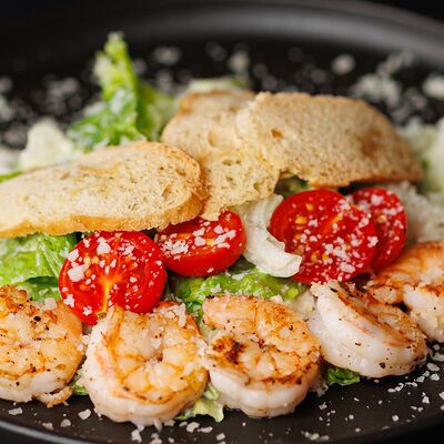 Цезарь с креветками в Rogulevs Burgers по цене 800 ₽