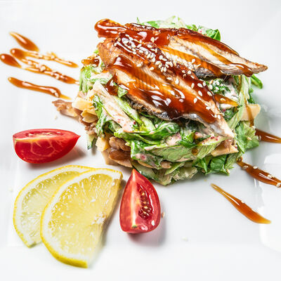 Салат с теплым угрем в Суши Рай по цене 499 ₽