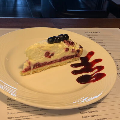Торт Бруснично-кремовый в Пловpoint по цене 470 ₽