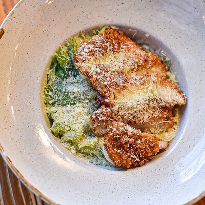 Цезарь с хрустящим цыпленком в Йохан-Пивохан по цене 680 ₽