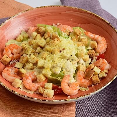 Салат Цезарь с тигровыми креветками в Самое популярное кафе по цене 780