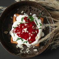 Вафля с клубникой и кокосовым кремом в Sant
